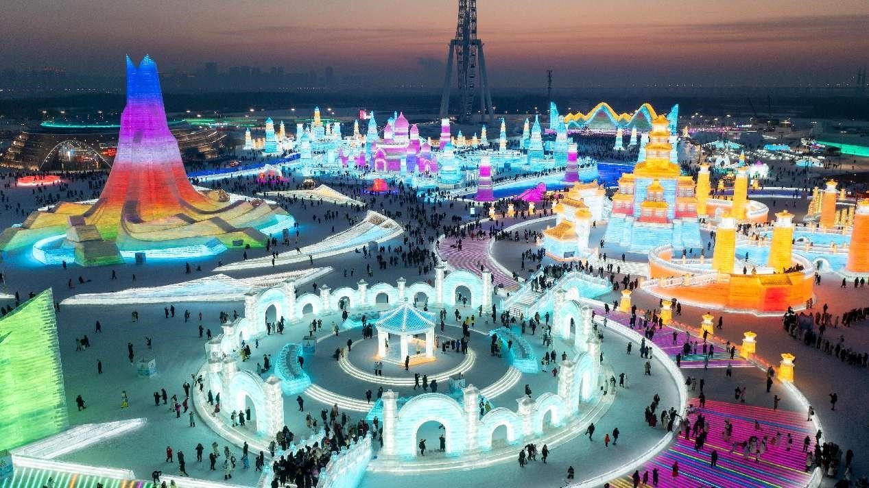 Heilongjiang : à Harbin, le tourisme de glace et de neige favorise la transmission des compétences en sculpture sur glace et sur neige